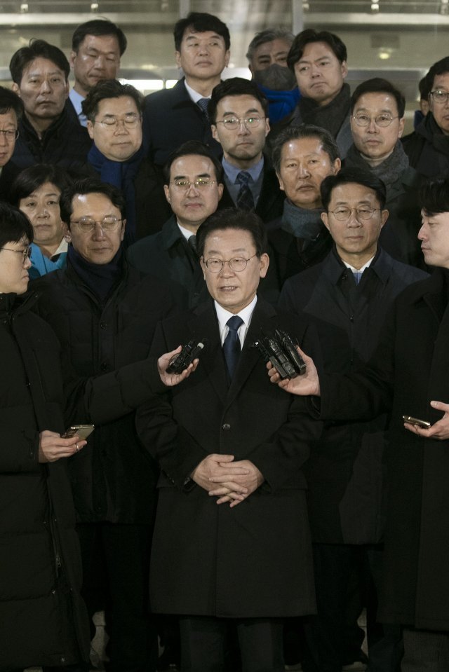 이재명 더불어민주당 대표가 10일 오후 경기 성남시 수원지방검찰청 성남지청에서 ‘성남 FC 후원금 의혹‘ 관련 조사를 마치고 취재진 질문에 답하고 있다. 2023.01.10. 사진공동취재단