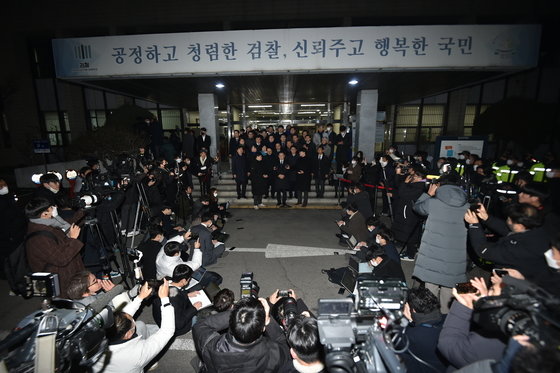 이재명 더불어민주당 대표가 10일 밤 경기 수원지방검찰청 성남지청에서 성남FC 후원금 의혹 사건과 관련 검찰 조사를 마친 뒤 입장을 발표하고 있다. 제1야당 현직 대표가 검찰에 피의자 신분으로 출석하는 것은 헌정 사상 처음이다. 2023.1.10 사진공동취재단