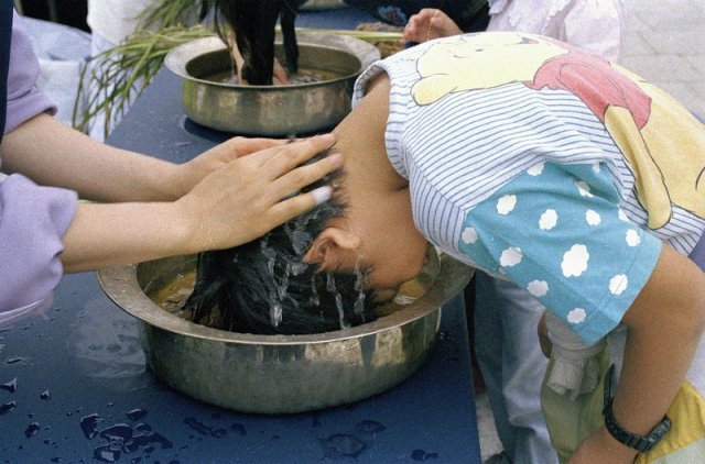 음력 5월 5일 단옷날 한 아이가 창포물에 머리를 감고 있다. 국립민속박물관 제공