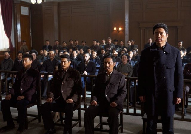 안중근 의사의 삶을 다룬 영화 ‘영웅’에서 안 의사(정성화·앞줄 오른쪽)가 법정에 서 있는 장면. CJ ENM 제공