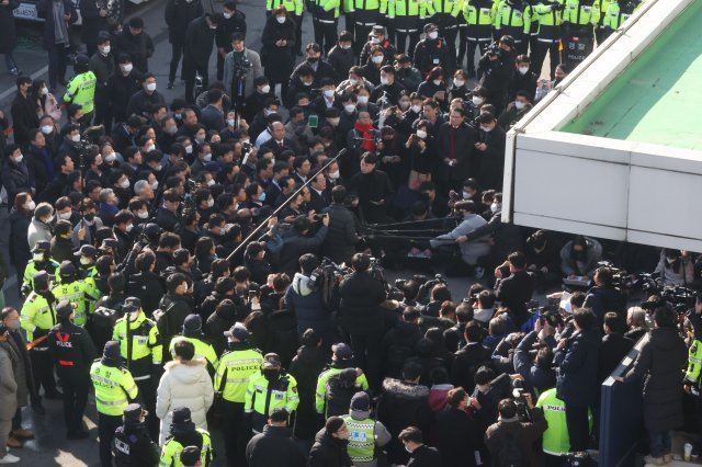 이재명 더불어민주당 대표가 10일 경기도 성남시 수원지방검찰청 성남지청에 성남FC 후원금 의혹과 관련해 제3자 뇌물 혐의로 출석하고 있다. / 사진공동취재단