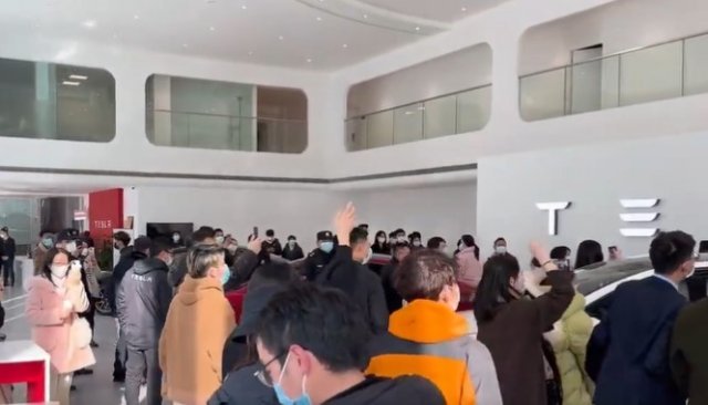 9일 중국의 한 테슬라 매장에서 테슬라의 할인 발표 전 구매한 고객들이 항의하고 있다. 베이징=AP 뉴시스