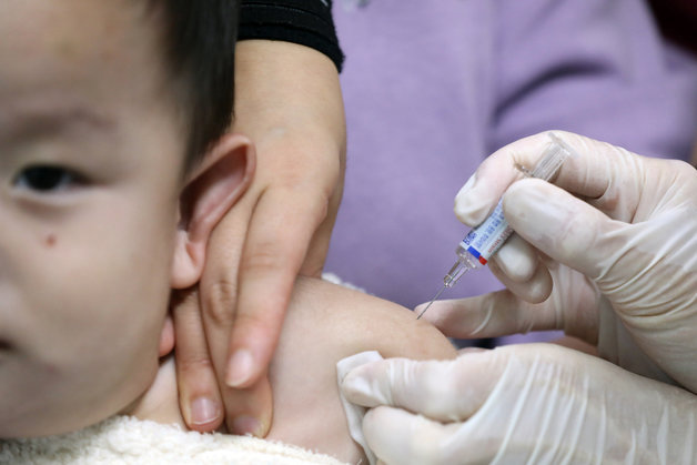 11일 오전 서울 구로구 우리아이들병원에서 어린이가 독감 예방접종을 받고 있다. 2022.10.11/뉴스1 ⓒ News1
