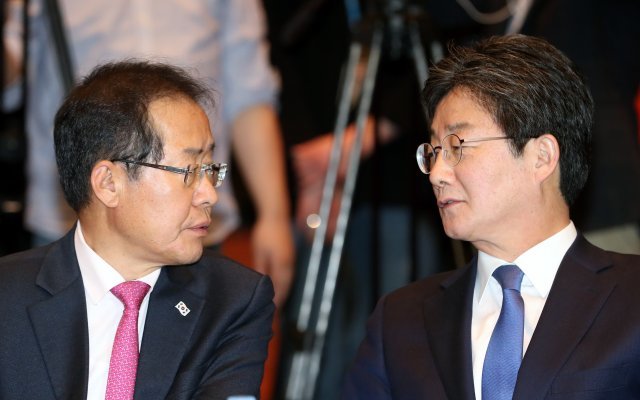 홍준표 대구시장(왼쪽)과 유승민 전 의원. 2018.4.12. 뉴스1