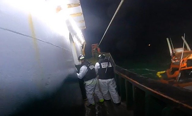 해경이 11일 오전 서귀포시 마라도 남서쪽 약 128㎞ 해상에서 중국 무허가 불법조업 어선에 승선하고 있다. 제주지방해양경찰청 제공