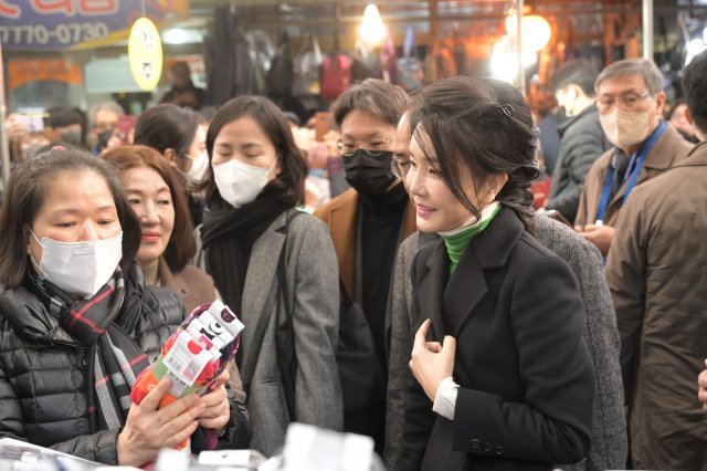 김건희 여사가 11일 대구 서문시장 양말가게를 찾아 양말을 구경하고 있다. 대통령실사진기자단