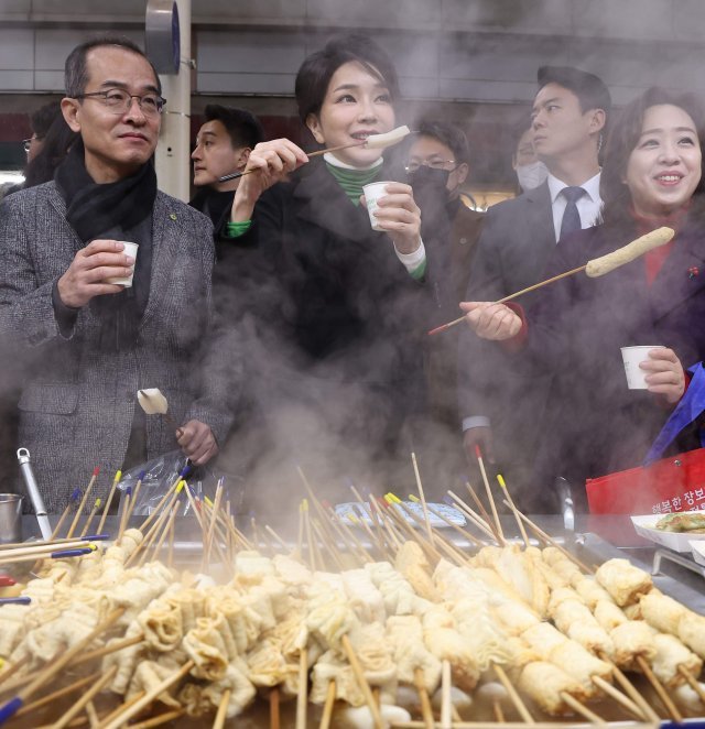 김건희 여사가 11일 대구 서문시장을 찾아 어묵을 시식하며 상인들과 대화하고 있다. 대통령실사진기자단