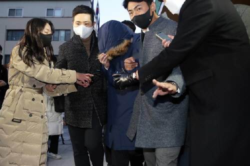 회삿돈 2215억원을 횡령한 혐의를 받는 오스템임플란트 직원 이모씨가 14일 오전 서울 강서경찰서에서 검찰로 구속 송치되고 있다. 뉴스1