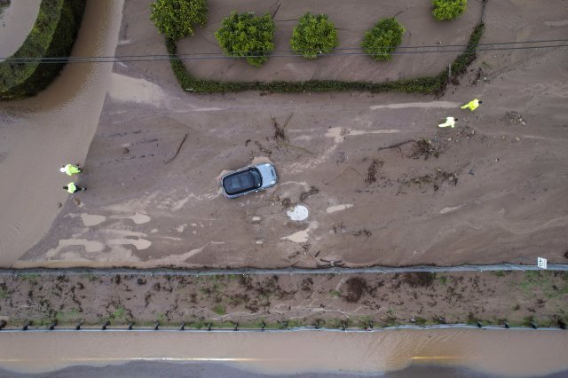 10일(현지시간) 미국 캘리포니아주 몬테시토 101번 고속도로 주변에서 차량이 홍수에 밀려온 진흙 더미에 갇혀 있다.  최근 몇 년간 가뭄에 시달린 캘리포니아에는 지난달부터 폭우가 쏟아져 이날까지 17명이 숨지고 곳곳에서 산사태 피해가 발생했다. 몬테시토=AP 뉴시스