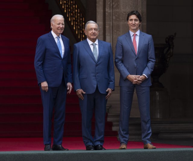 조 바이든 대통령, 안드레스 마누엘 로페스 오브라도르 멕시코 대통령, 쥐스탱 트뤼도 캐나다 총리(왼쪽부터)가 10일(현지시간) 멕시코시티 국립궁전에서 제10차 북미3국 정상회담 전 기념 촬영을 하고 있다. 2023.01.11. [멕시코시티=AP/뉴시스]