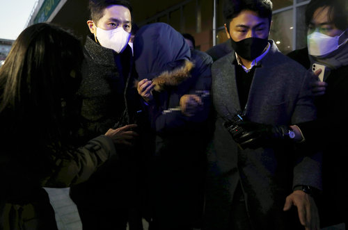 지난해 1월 14일 회삿돈 2215억원을 횡령한 혐의로 구속된 이모 씨가 서울 강서경찰서에서 검찰로 송치되고 있다. 뉴시스