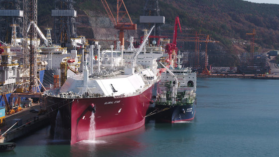 대우조선해양 옥포조선소에서 선박 대 선박 LNG 선적 작업이 이뤄지는 모습. 2020.11.26 대우조선해양 제공