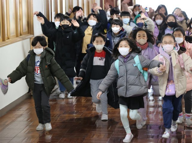 지난해 12월 20일 오후 부산 동래구 온천초등학교에서 겨울방학을 맞은 초등생들이 하교하고 있다. 부산=뉴스1