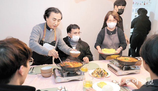 개소 1주년을 맞은 서울 은평구 청년대안공간 ‘밥집알로’에서 10일 오후 박종인 신부(왼쪽에서 두 번째)와 자원봉사자들이 
자립준비청년들에게 저녁식사로 부대찌개와 계란말이를 건네고 있다. 밥집알로는 지난해 1월 10일부터 월요일을 제외한 주 6일 무료로
 저녁식사를 제공하고 있다. 이훈구 기자 ufo@donga.com