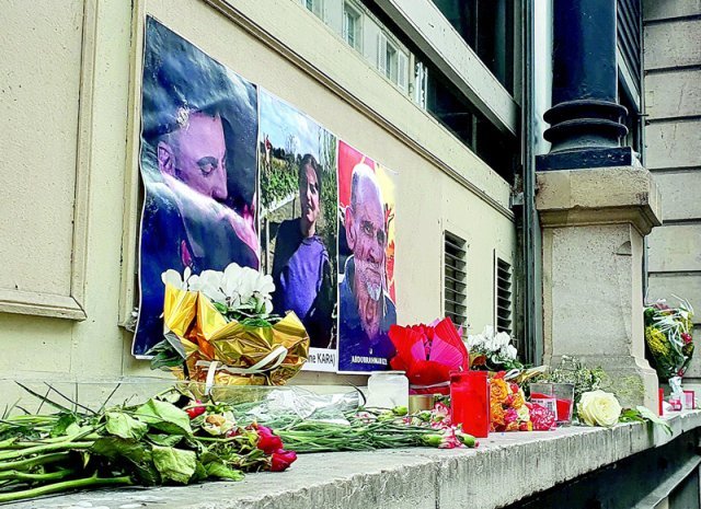 지난해 12월 23일(현지 시간) 살해된 희생자들의 사진과 추모객들이 남긴 꽃다발이 프랑스 파리 10구 쿠르드족 문화센터 앞에 놓여 있다.파리=조은아 특파원 achim@donga.com