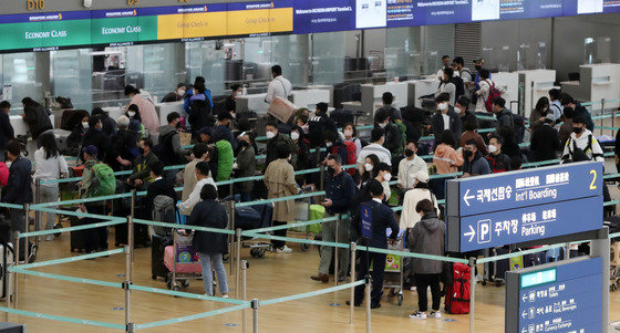 15일 오전 인천국제공항 출국장에서 출국자들이 줄을 서서 수속을 기다리고 있다. 2022.4.15/뉴스1