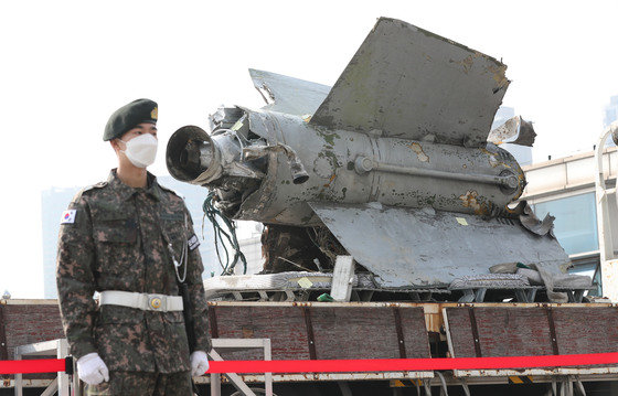 북한이 작년 11월2일 동해 북방한계선(NLL) 이남으로 발사한 미사일 잔해가 같은 달 9일 서울 용산 국방부 청사에서 공개됐다. 2022.11.9 (사진공동취재단)