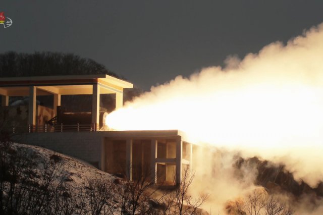 15일 오전 북한 동창리 서해위성발사장에서 대륙간탄도미사일(ICBM)용으로 보이는 ‘대출력 고체연료 발동기’를 시험하는 모습. 뉴시스