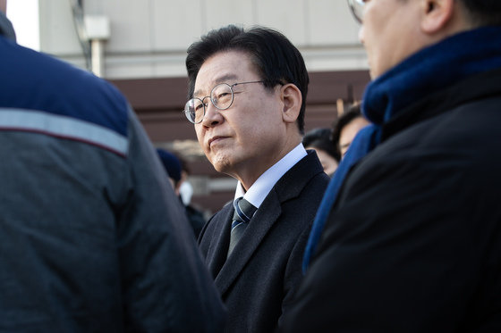 이재명 더불어민주당 대표가 11일 인천신항 선광신컨테이너터미널을 찾아 ‘국민 속으로, 경청투어’ 무역 적자·수출 상황 점검 현장 간담회에 앞서 컨테이너터미널 현황 보고를 받고 있다. 2023.1.11/뉴스1