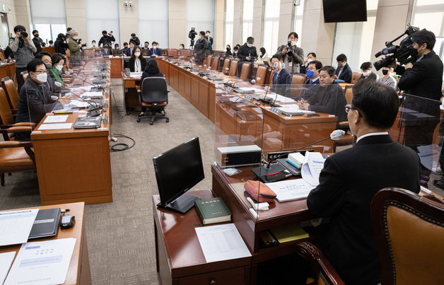 조해진 국회 정치개혁특별위원회 소위원장이 11일 오전 서울 여의도 국회에서 열린 정치개혁특별위원회 정치관계법개선소위원회에서 발언을 하고 있다. 2023.1.11/뉴스1