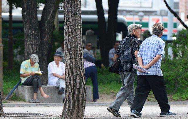 서울 종로구 한 공원에서 노인들이 휴식을 취하고 있는 모습. 뉴시스