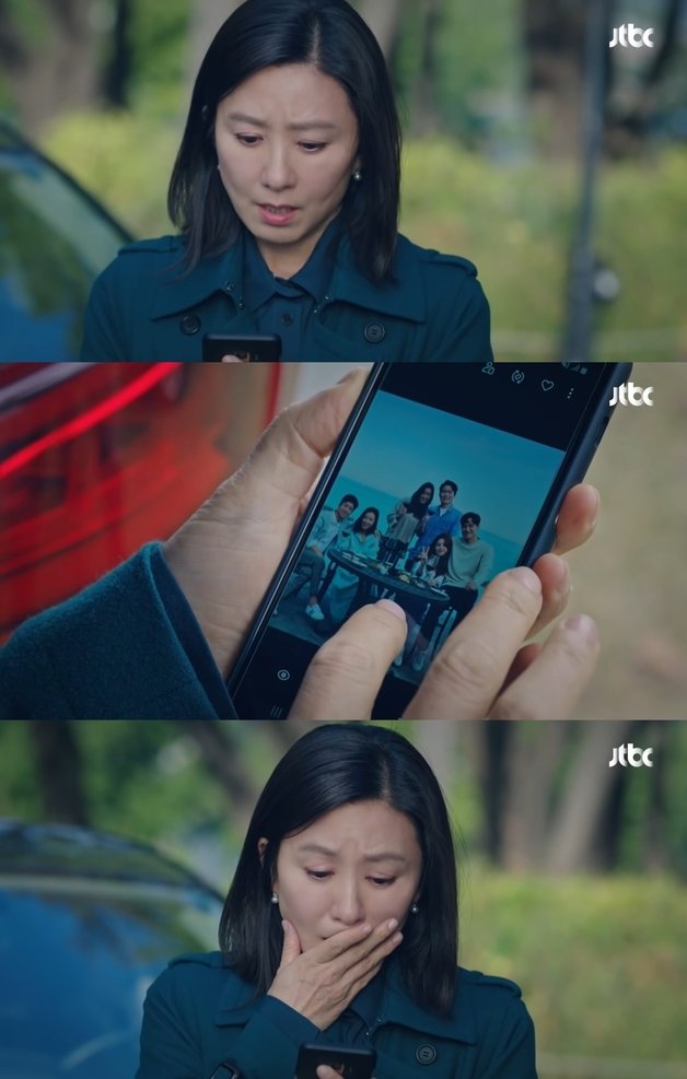 남편의 외도 사실을 자신만 모르고 주변인들이 모두 알고 있었다는 사실을 깨닫고 놀라는 지선우(김희애 분). (jtbc ‘부부의 세계’)