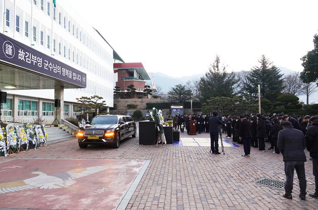 고 김부영 창녕군수의 노제가 12일 창녕군청에서 엄수되고 있다. 독자제공