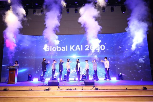 글로벌 KAI 2050 비전 선포를 하는 KAI 임직원. KAI 제공
