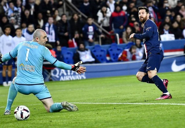 파리 생제르맹의 리오넬 메시(오른쪽)가 12일 앙제와의 2022∼2023시즌 프랑스 리그1 안방경기에서 후반 28분 슛을 하고 
있다. 이 슈팅은 2-0을 만드는 득점으로 연결됐다. 이날 경기는 카타르 월드컵에서 아르헨티나를 우승으로 이끈 메시의 리그1 
복귀전이었다. 사진 출처 PSG 페이스북