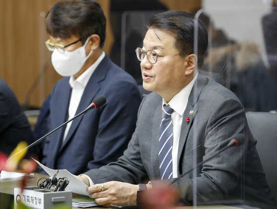 방기선 기획재정부 차관이 13일 오전 서울 영등포구 한국수출입은행에서 열린 제16차 비상경제차관회의 겸 제2차 일자리 TF회의에 참석해 모두 발언을 하고 있다. 2023.1.13/뉴스1