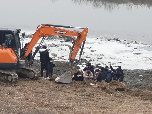 검찰이 6일 경기 파주시 공릉천변 일대에서 택시기사와 동거 여성을 살해한 혐의로 구속된 이기영(31)을 대동해 시신을 유기했다고 지목한 장소에 대한 현장검증을 진행하고 있다. 2023.1.6/뉴스1