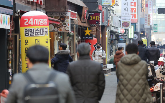 서울 종로구 식당가에서 직장인들이 점심시간에 맞춰 식당으로 이동하는 모습.  한국은행이 발표한 지난해 12월 소비자동향조사 결과에 따르면 소비자심리지수가 전월보다 소폭 상승하고 향후 1년간 물가상승률 전망을 나타내는 기대인플레이션율은 3.8%를 기록했다. 뉴스1DB