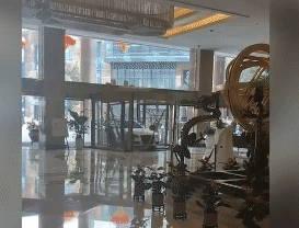 호텔 로비로 돌진한 차량. 웨이보