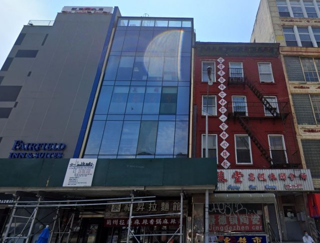 중국 비밀경찰서로 지목된 뉴욕 맨해튼 차이나타운 건물(좌측 두 번째 유리벽 건물). 구글맵 캡처