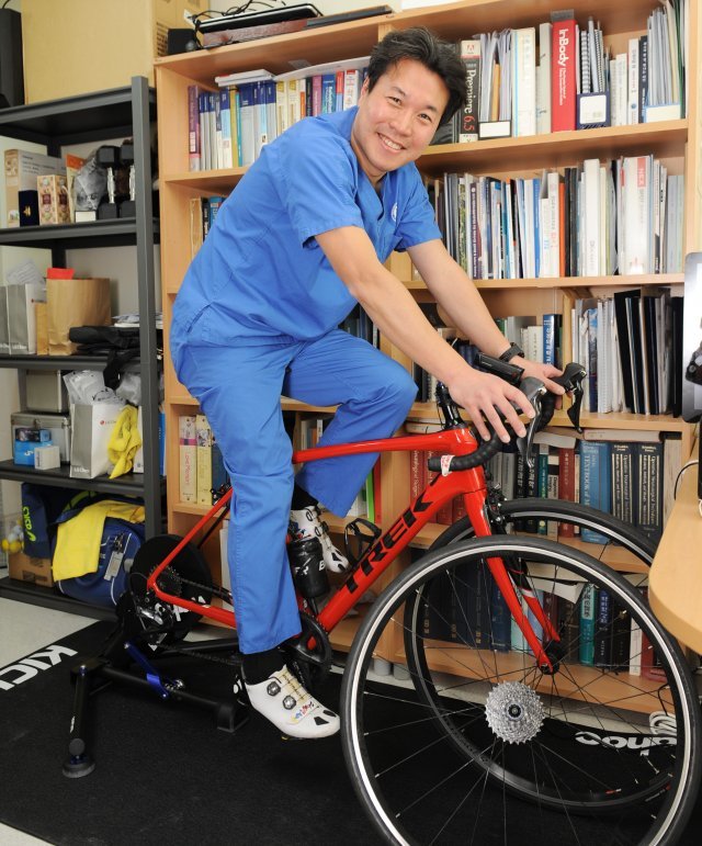 이성 교수는 야외 자전거 타기가 어려운 겨울에는 연구실에 자전거를 비치해 놓고 틈틈이 페달을 밟는다. 세브란스병원 제공