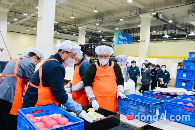 안성물류센터를 찾은 염기동 농협경제지주 산지도매본부장(앞줄 오른쪽)과 방기선 기획재정부 1차관(앞줄 왼쪽)이 사과, 배 선물세트 소포장 작업을 하는 모습. 농협경제지주 제공