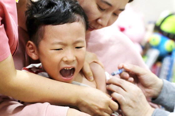15일 오후 경기도 수원시 팔달구 한 소아병원에서 어린이가 예방접종을 맞고 있다. 2019.10.15 뉴스1