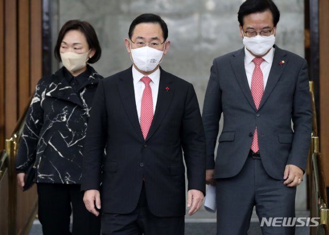 국민의힘 주호영 원내대표(가운데)가 13일 오전 서울 여의도 국회에서 열린 원내대책회의에 참석하고 있다. 뉴시스