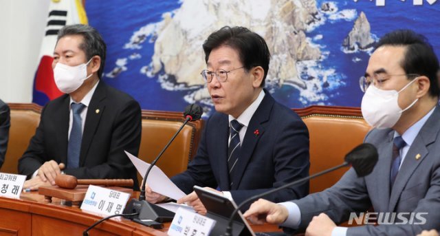 더불어민주당 이재명 대표(가운데)가 13일 오전 서울 여의도 국회에서 열린 최고위원회의에서 발언하고 있다. 뉴시스