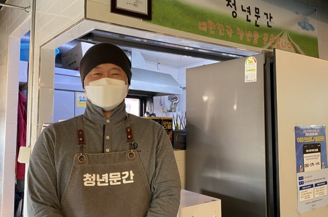 3000원 김치찌개' 끓이는 신부님…“밥 굶지 말아요”[따만사]｜동아일보