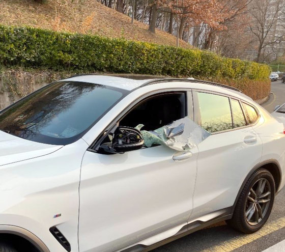 지난 9일 오후 광주 동구 조선대학교 병원 인근 한 도로에서 BMW 차량 운전석 유리창이 깨져있다. (온라인 커뮤니티 갈무리)/뉴스1 DB