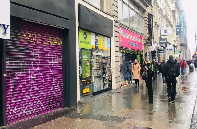 12일(한국시간) 오전 런던 옥스포드 스트릿의 모습. 관광객들과 시민들이 몰리는 잡화점 거리의 한 가게가 문을 닫았다.  런던=독자 오택희씨 제공