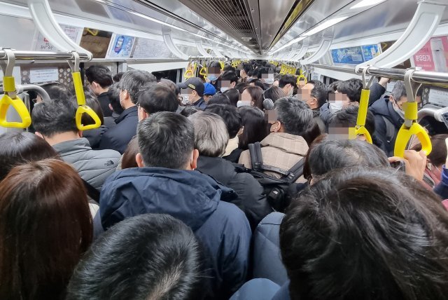 13일 오전 출근 시간대 지하철 9호선 전동차 내부는 시민들로 발 디딜 틈 없어 보인다.