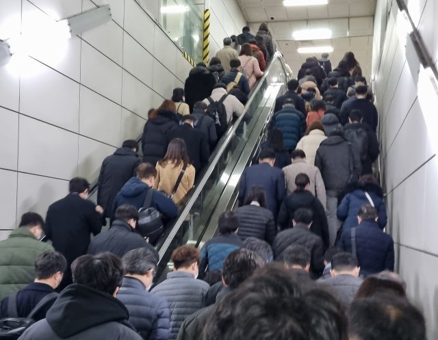 13일 오전 출근 시간대 지하철 9호선 역사가 시민들로 혼잡한 모습이다.