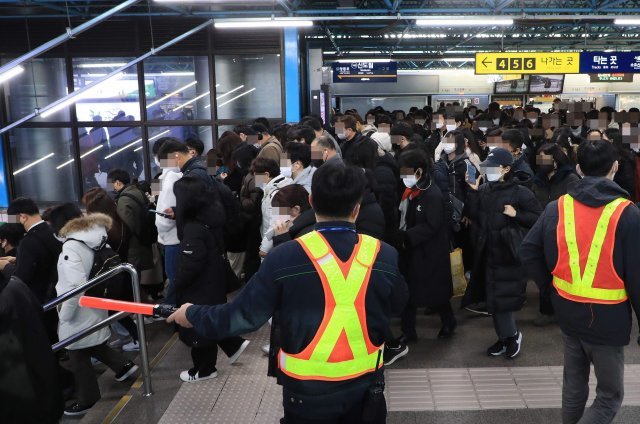 지난해 11월 30일 서울교통공사 파업으로 출근 시간대 혼잡한 모습을 보인 신도림역 승강장.