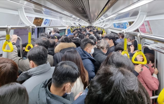 13일 오전 출근 시간대 지하철 9호선 전동차 내부는 시민들로 발 디딜 틈 없어 보인다.