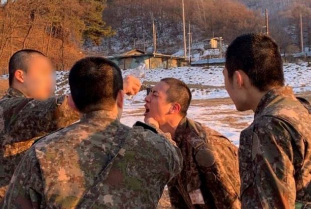 방탄소년단(BTS)의 멤버 진(왼쪽에서 세 번째)이 최근 신병교육대에서 화생방 훈련을 받은 뒤 힘들어하자 동료들이 얼굴에 물을 부어주고 있다. 사진 출처 페이스북