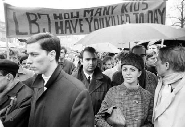 린든 존슨 대통령 때 베트남전 반전 시위대의 ‘LBJ, 오늘은 애들을 몇 명 죽였어?‘ 구호. 위키피디아