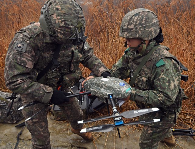 13일 경기 파주 무건리 훈련장에서 열린 아미타이거 시범여단 연합훈련에서 장병들이 적 탐지 등 임무 수행을 위해 정찰 드론을 조립하고 있다. 사진공동취재단