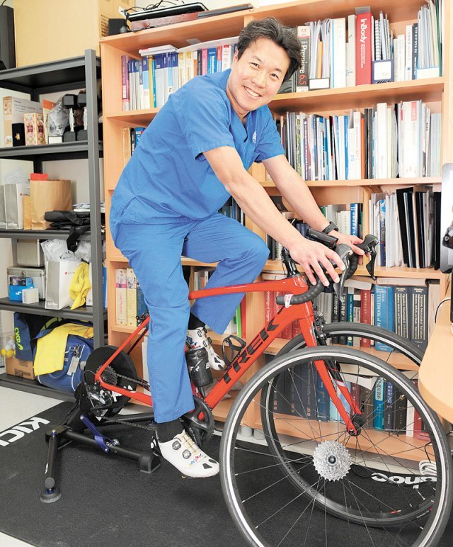 이성 교수는 야외 자전거 타기가 어려운 겨울에는 연구실에 자전거를 비치해 놓고 틈틈이 페달을 밟는다. 세브란스병원 제공